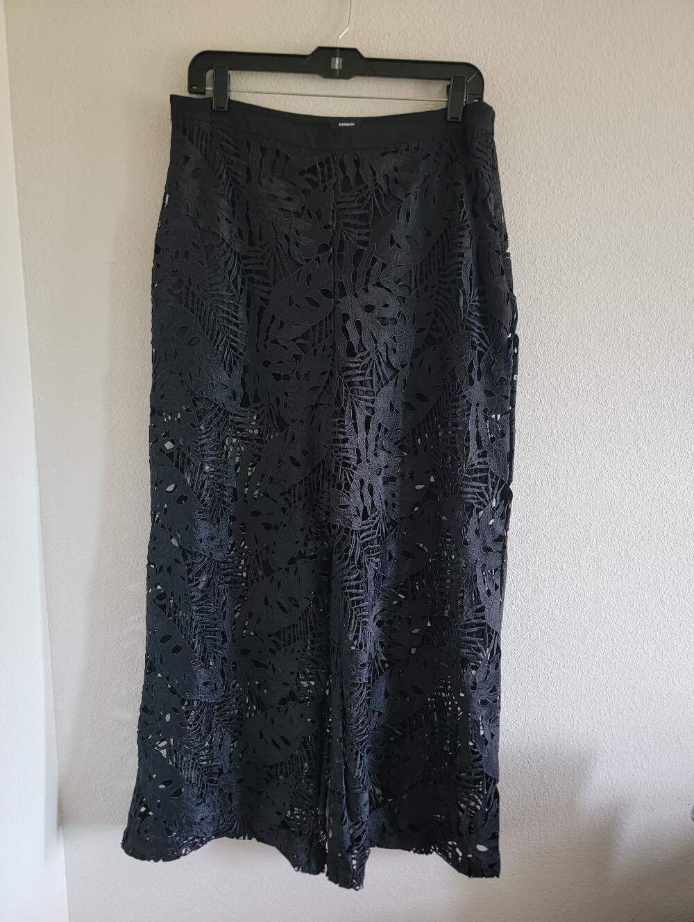 NWT Express High Waisted Lace Wide Leg Ankle Pant Black Palm Size 10L - Picture 3 of 8